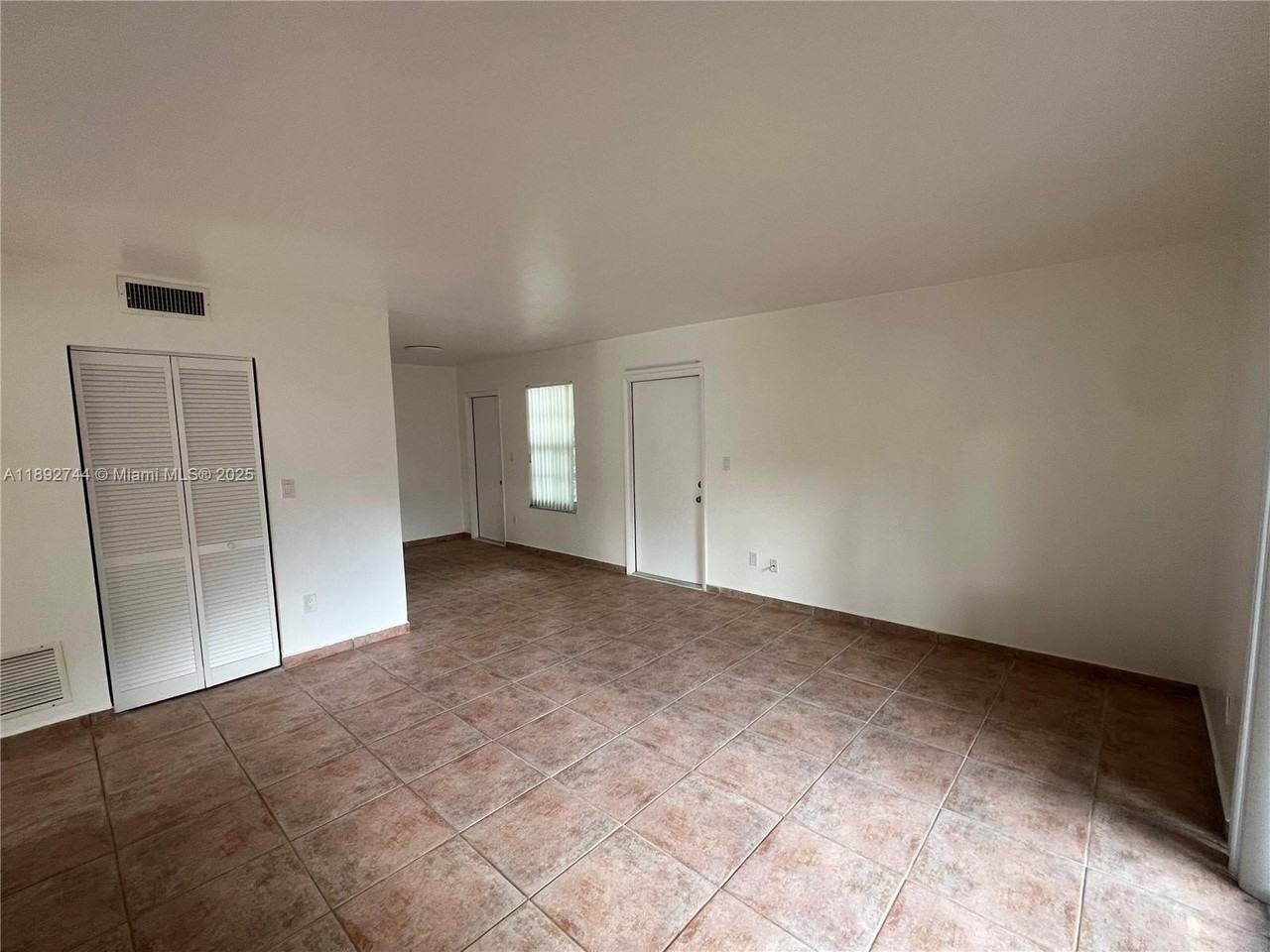 10756 N Kendall Dr Apt J5 - Photo 2 of 20