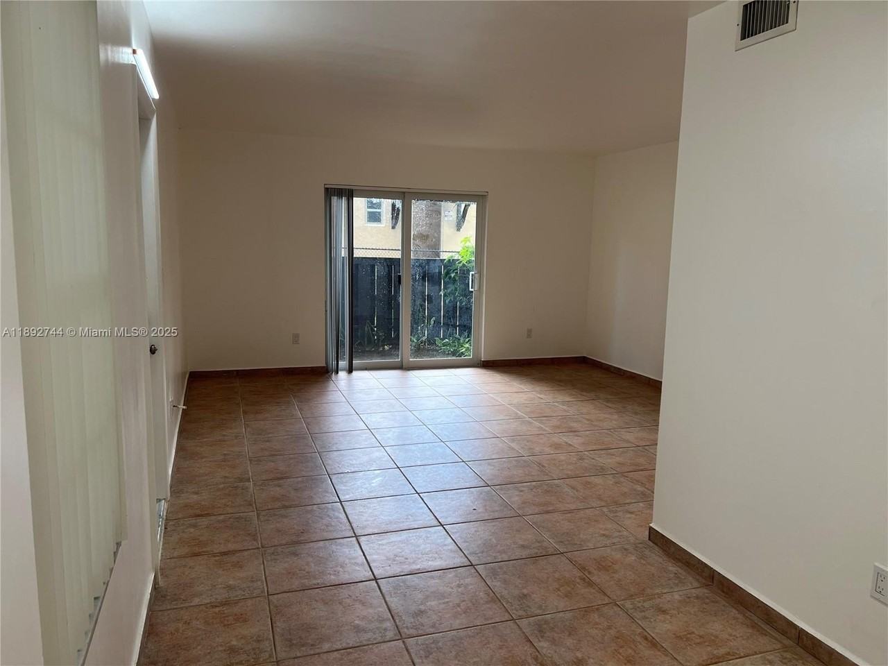 10756 N Kendall Dr Apt J5 - Photo 3 of 20