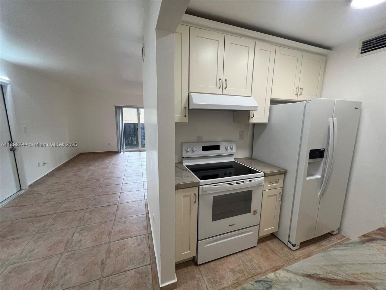 10756 N Kendall Dr Apt J5 - Photo 4 of 20