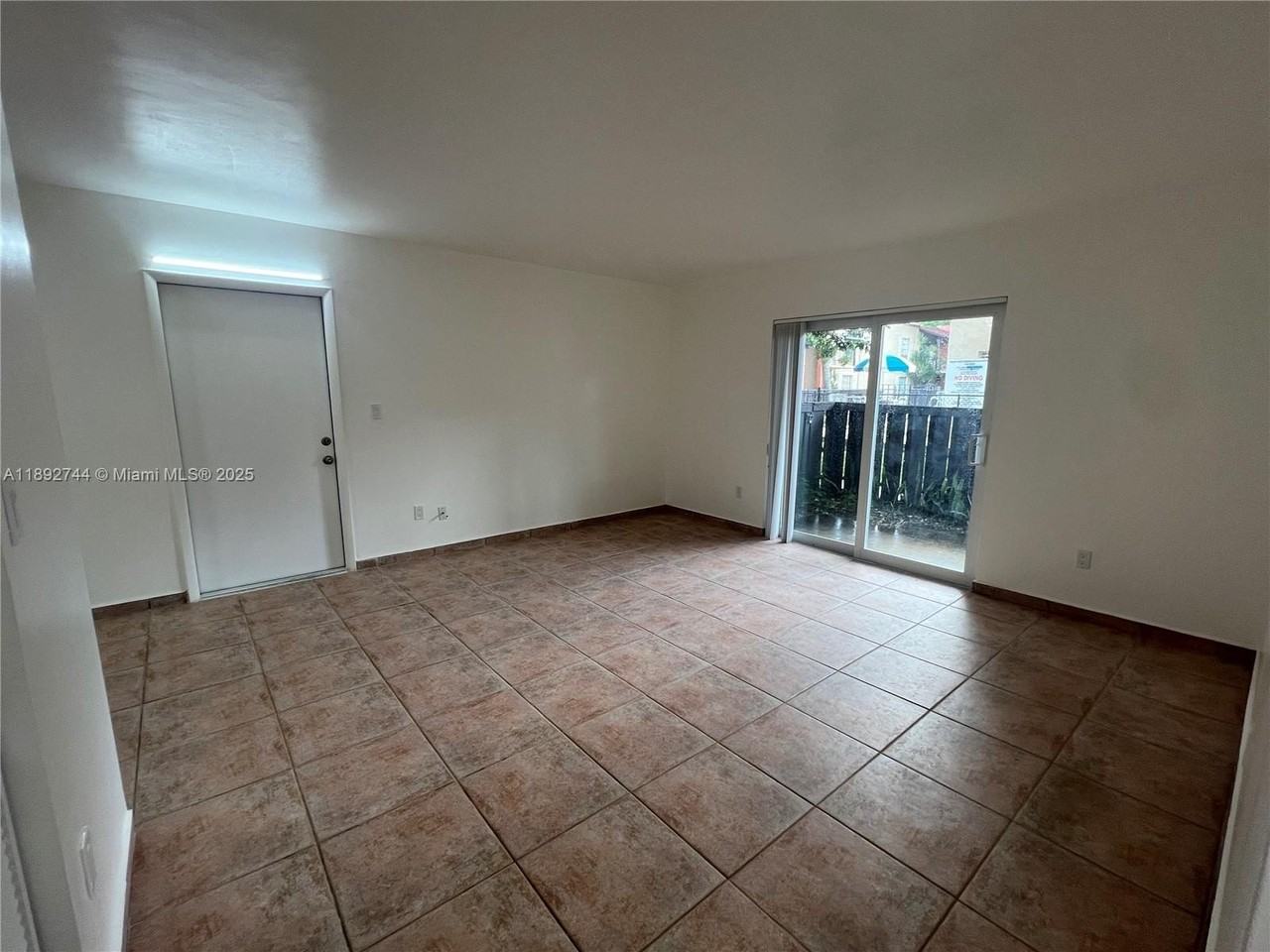 10756 N Kendall Dr Apt J5 - Photo 5 of 20