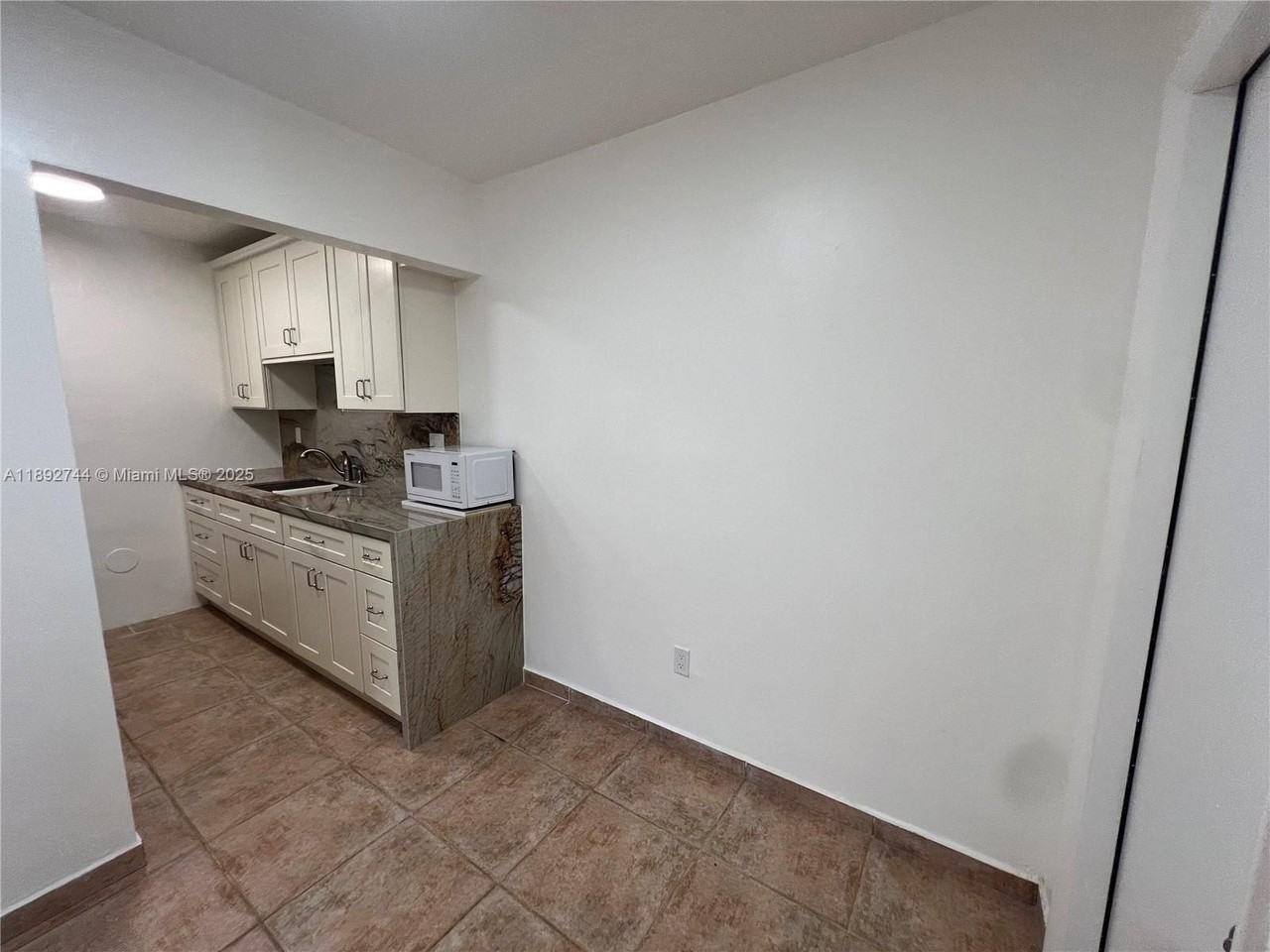 10756 N Kendall Dr Apt J5 - Photo 6 of 20