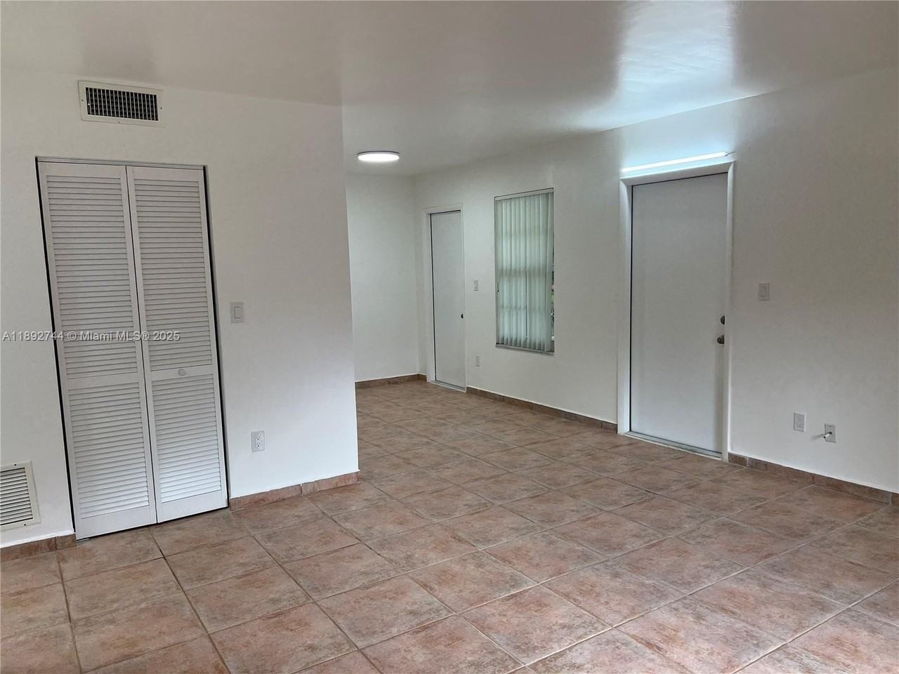 10756 N Kendall Dr Apt J5 - Photo 7 of 20