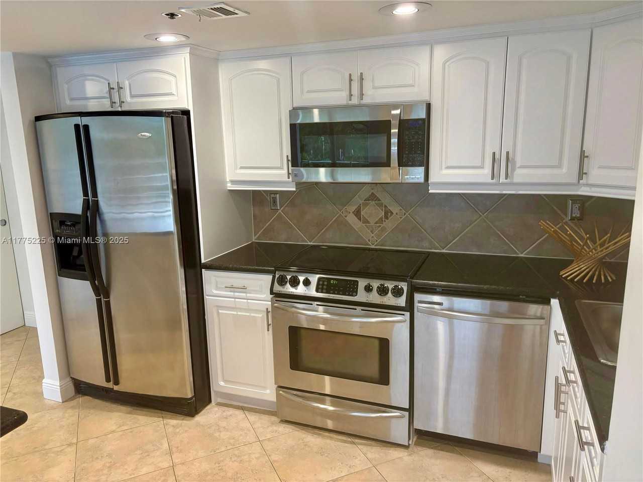 2025 Brickell Avenue #605 - Photo 2 of 8