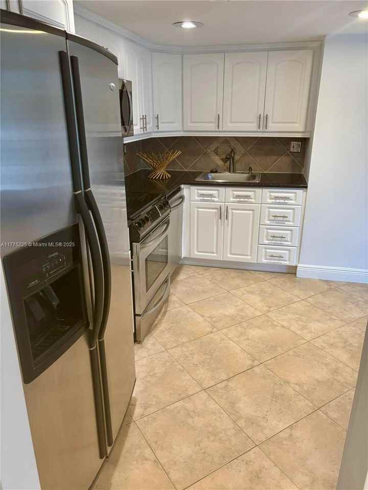 2025 Brickell Avenue #605 - Photo 3 of 8