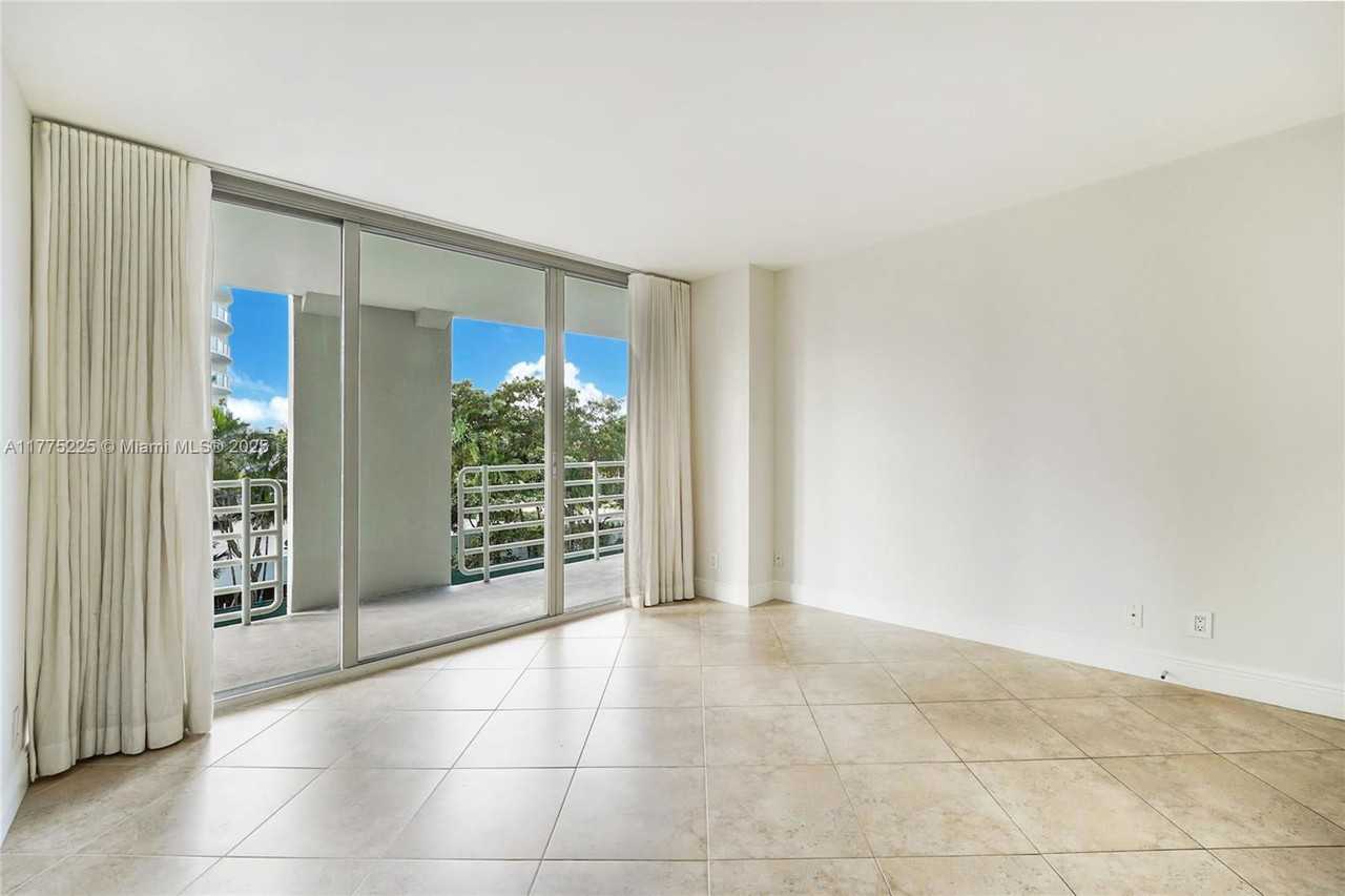 2025 Brickell Avenue #605 - Photo 4 of 8