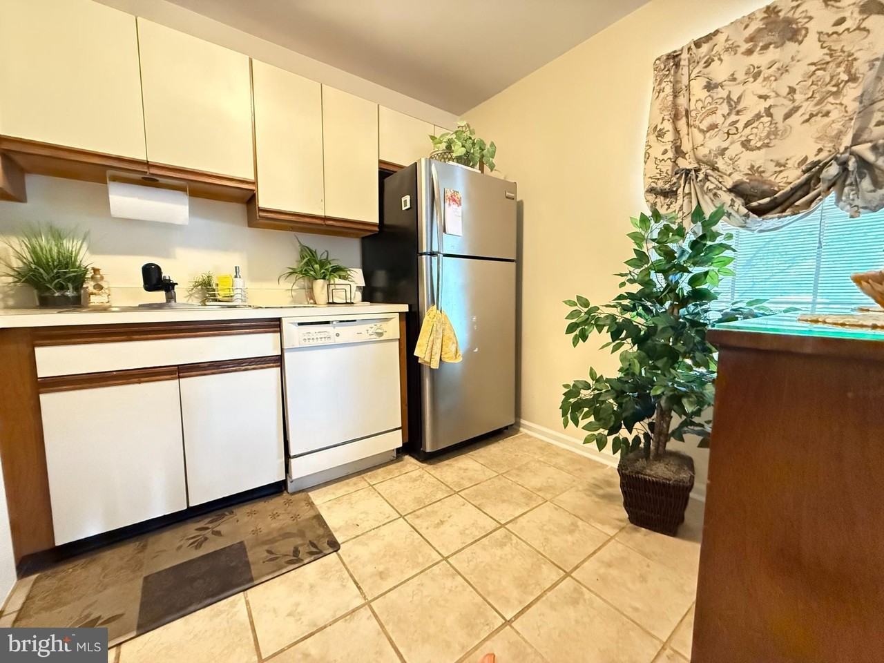 3403 Waltham Ct - Photo 4 of 9