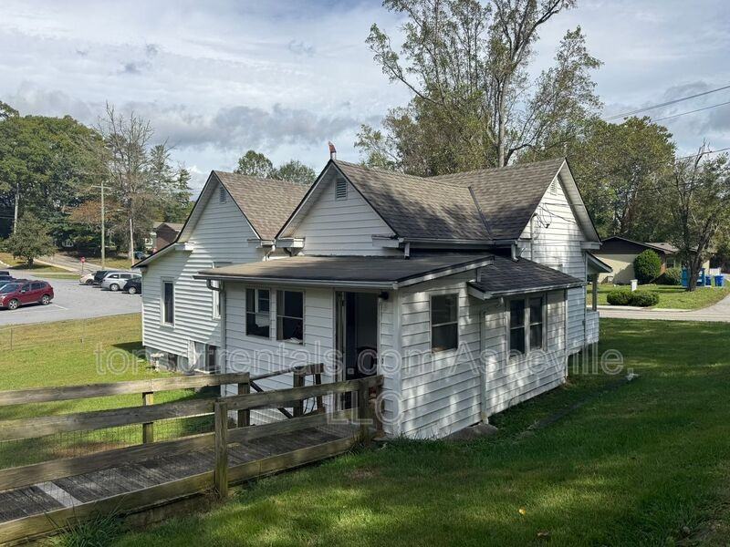 121 Oakdale St - Photo 3 of 23