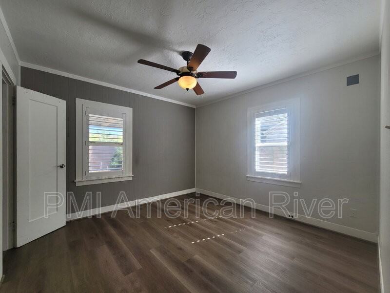 2643 43rd St - Photo 3 of 14