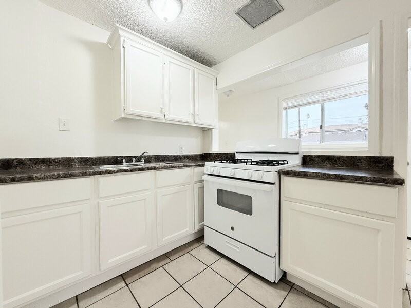 14041 Orizaba Ave - Photo 4 of 16