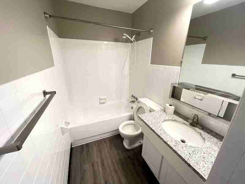 503 1st Ave Se #C - Photo 6 of 11