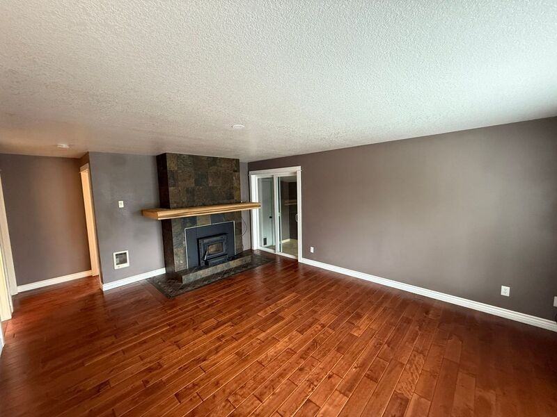 1385 Emmons Dr Ne - Photo 2 of 33