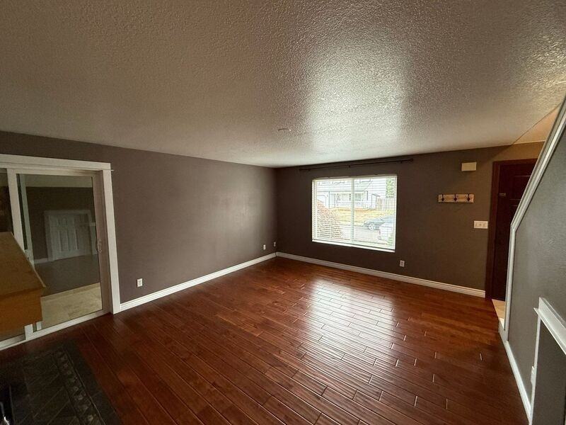 1385 Emmons Dr Ne - Photo 3 of 33