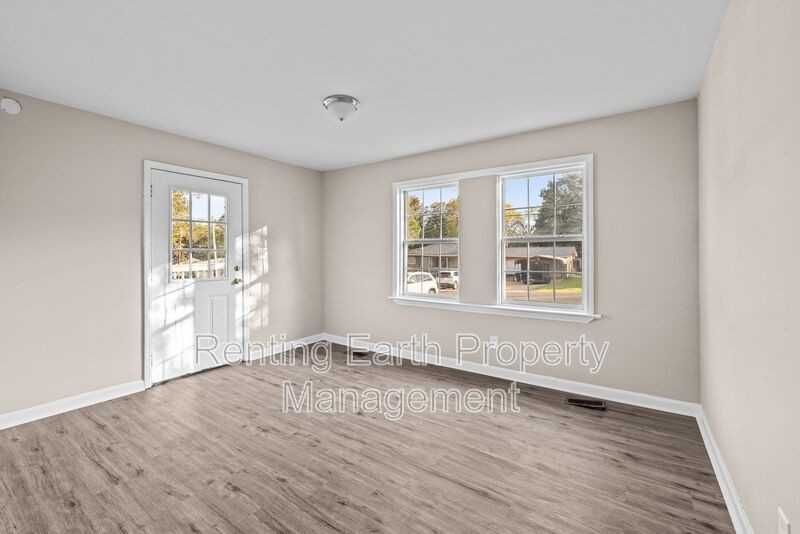 2423 Circle Dr - Photo 3 of 11