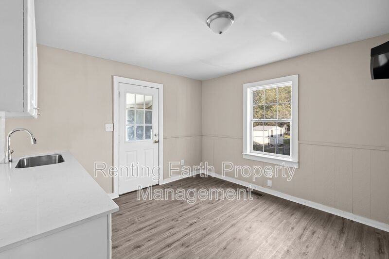 2423 Circle Dr - Photo 4 of 11