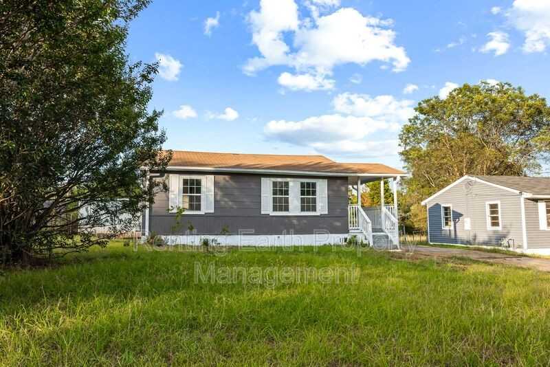 2423 Circle Dr - Photo 3 of 11