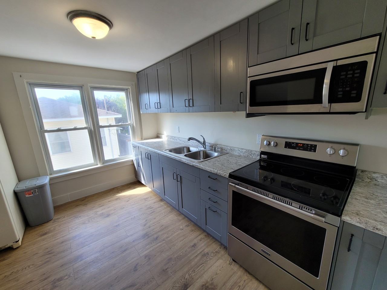 319 W 17th St - Photo 3 of 8