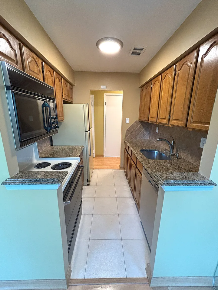 30 Fenway Cir - Photo 2 of 9