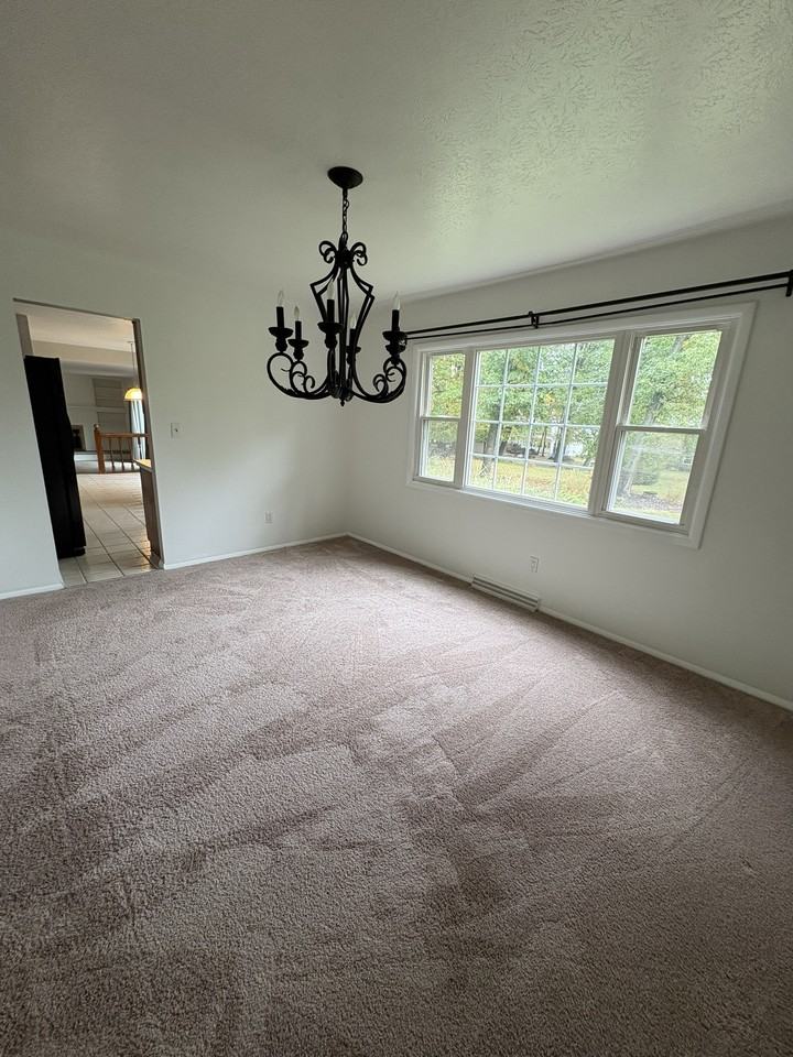9237 White Oaks Cir - Photo 3 of 28