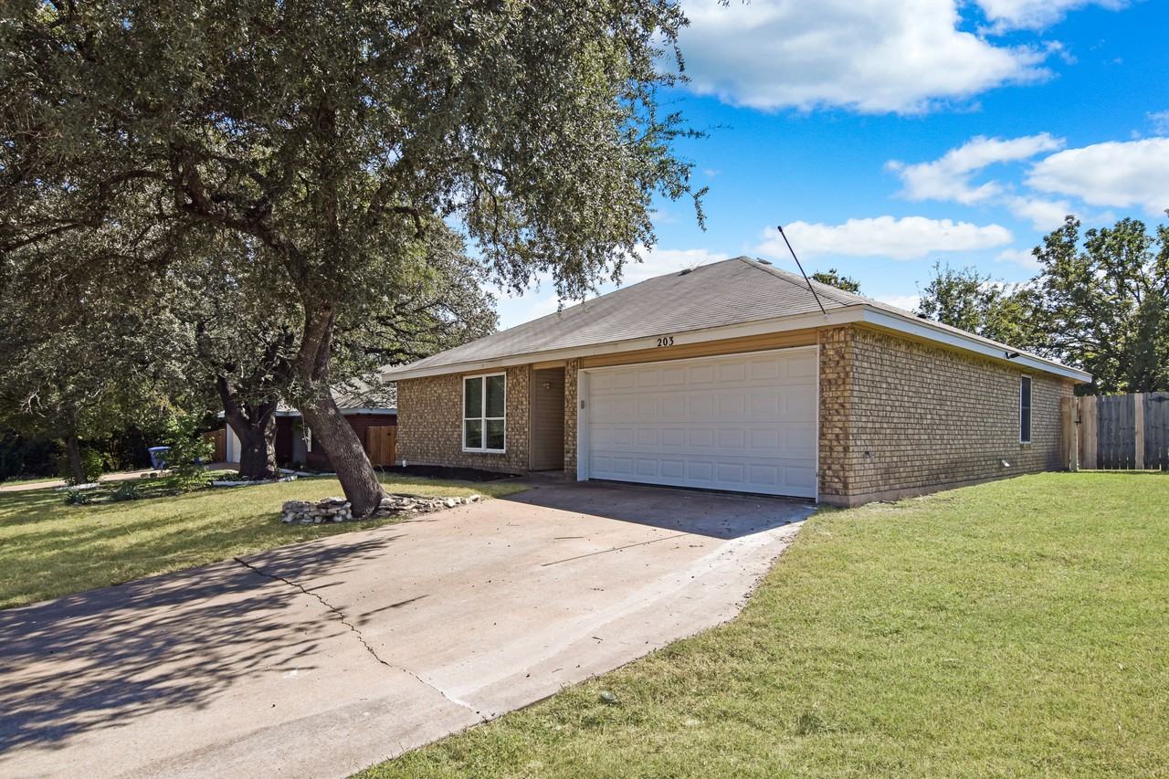 203 Bronc Dr - Photo 2 of 25