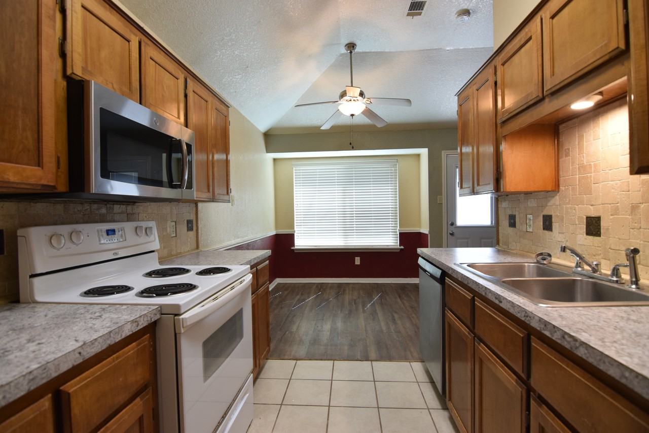 203 Bronc Dr - Photo 4 of 25