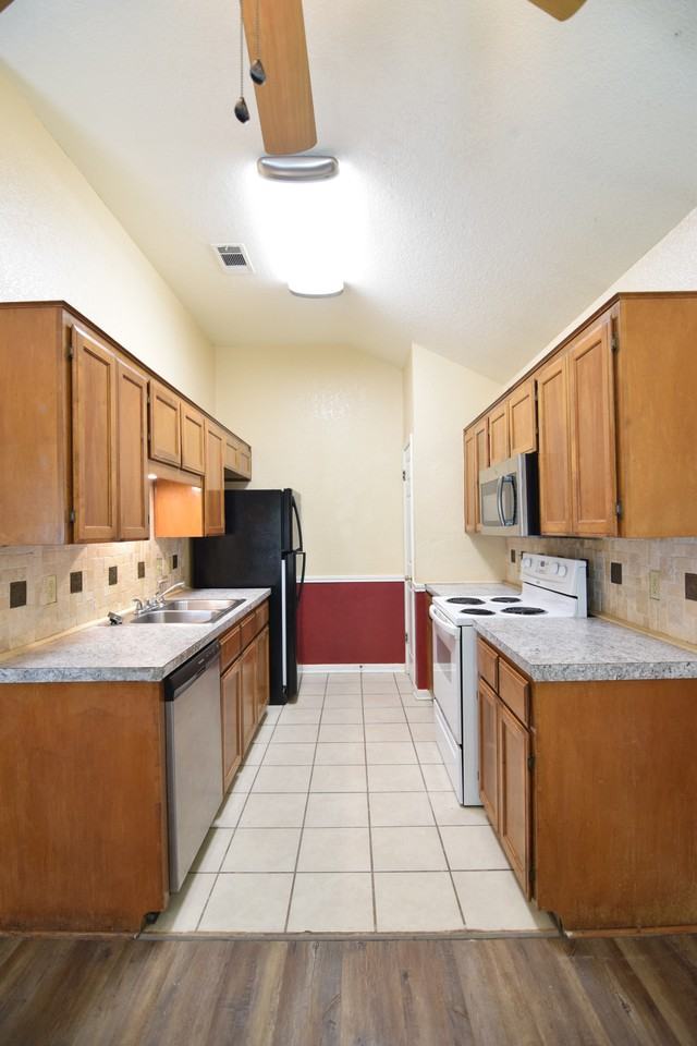 203 Bronc Dr - Photo 5 of 25