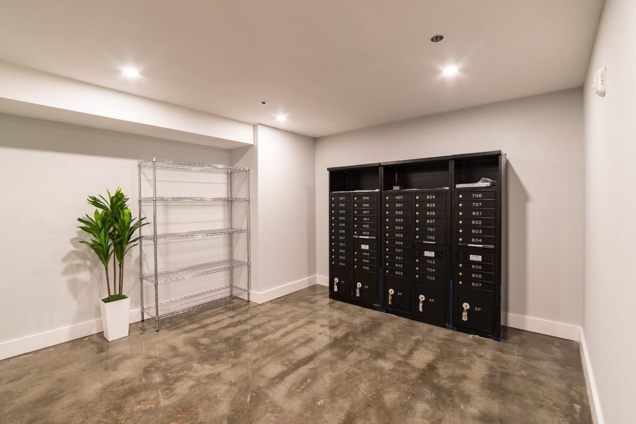 918 N Broad St - Photo 3 of 4