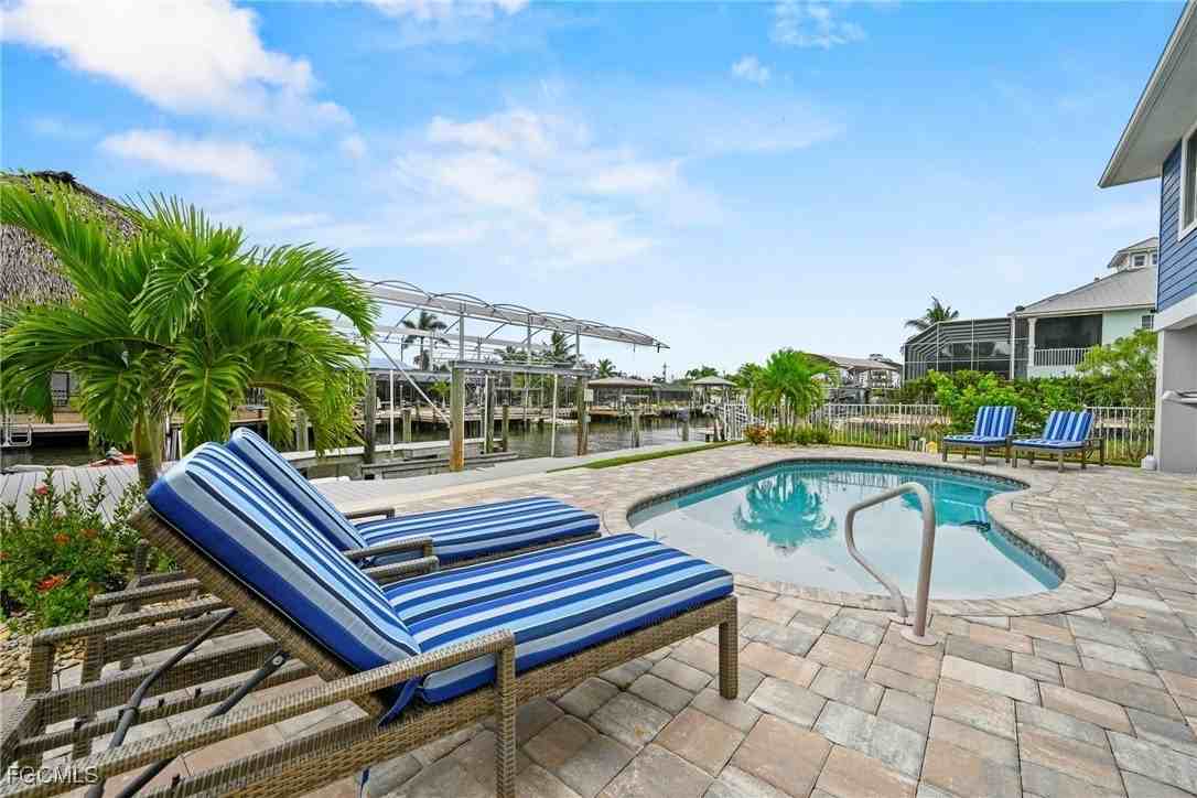 256 Ibis St - Photo 7 of 33