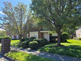 featured image of 905 Riddlehurst Ave