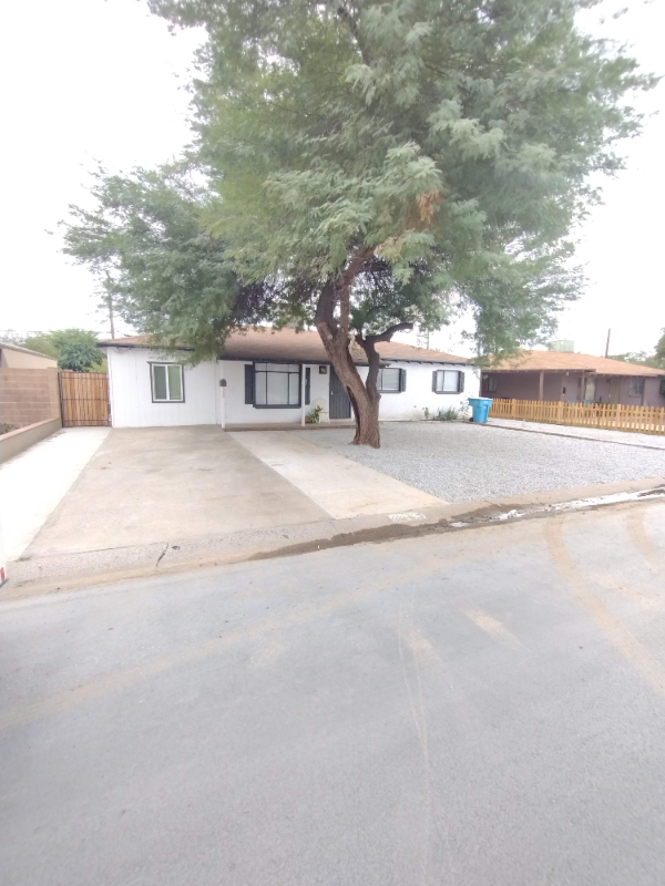 3245 W Rose Ln - Photo 2 of 8