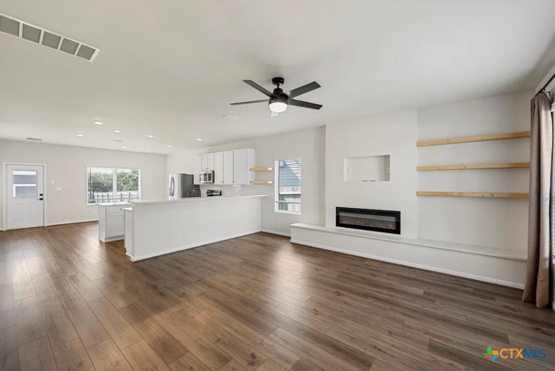 209 Villars Dr - Photo 2 of 15