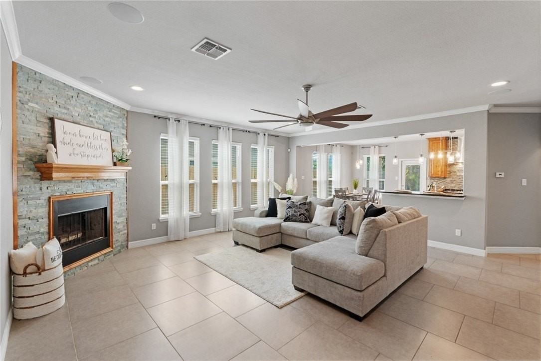 3013 Neches Drive - Photo 4 of 30