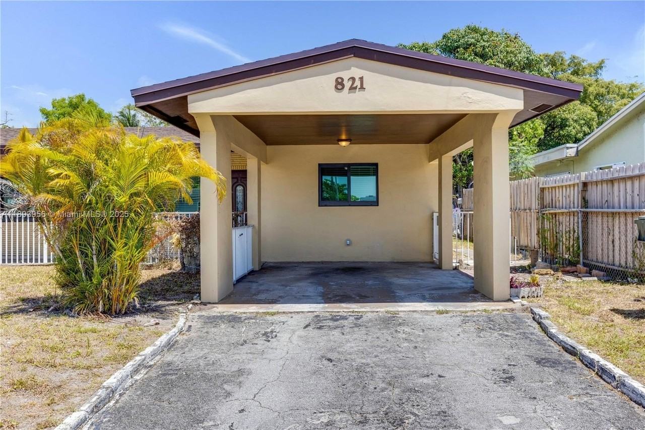 821 Nw 41st St #B - Photo 2 of 17