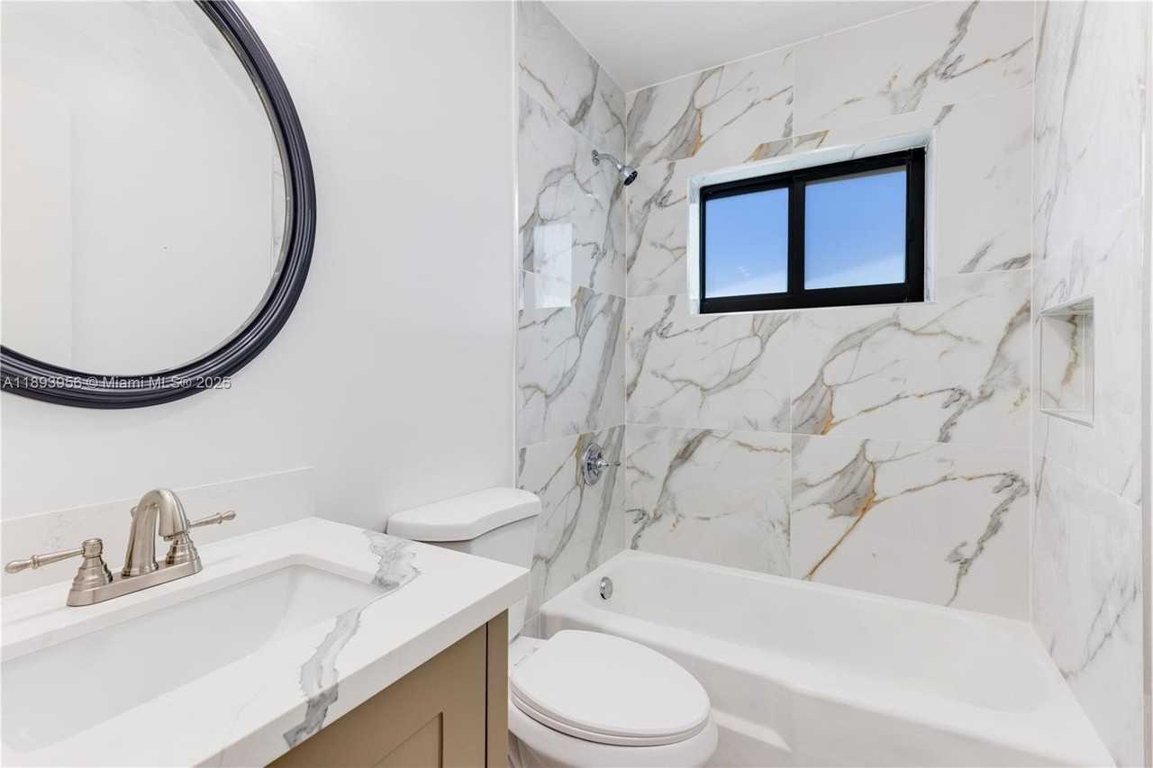 821 Nw 41st St #B - Photo 3 of 17