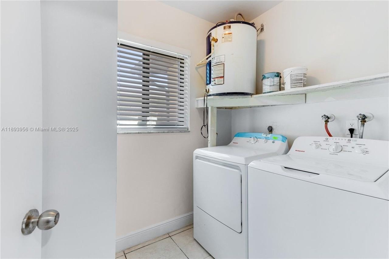 821 Nw 41st St #B - Photo 6 of 17