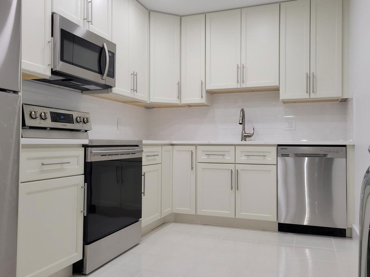 733 Southeast 1st Way #303