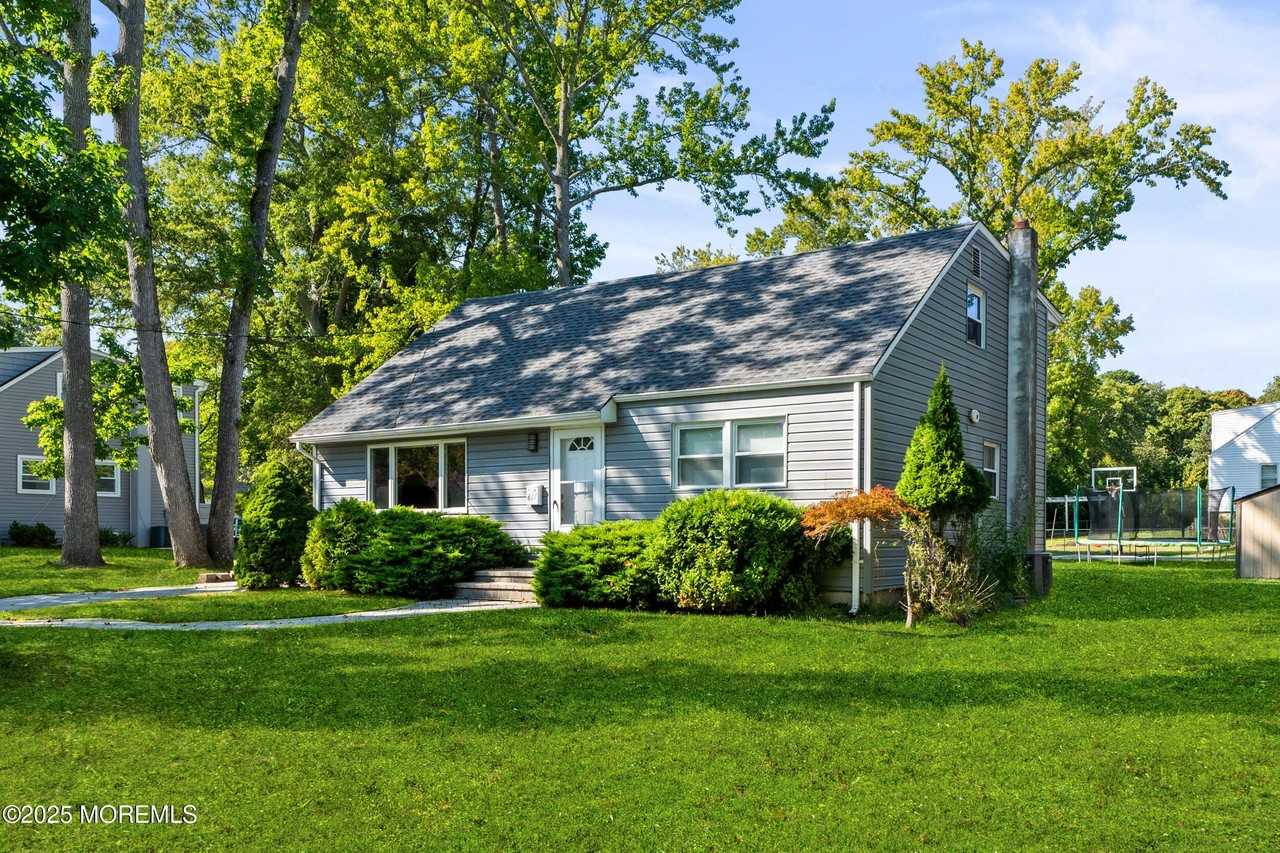 437 Redmond Ave - Photo 2 of 26