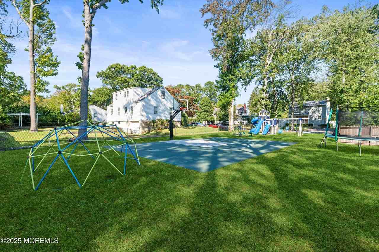 437 Redmond Ave - Photo 4 of 26