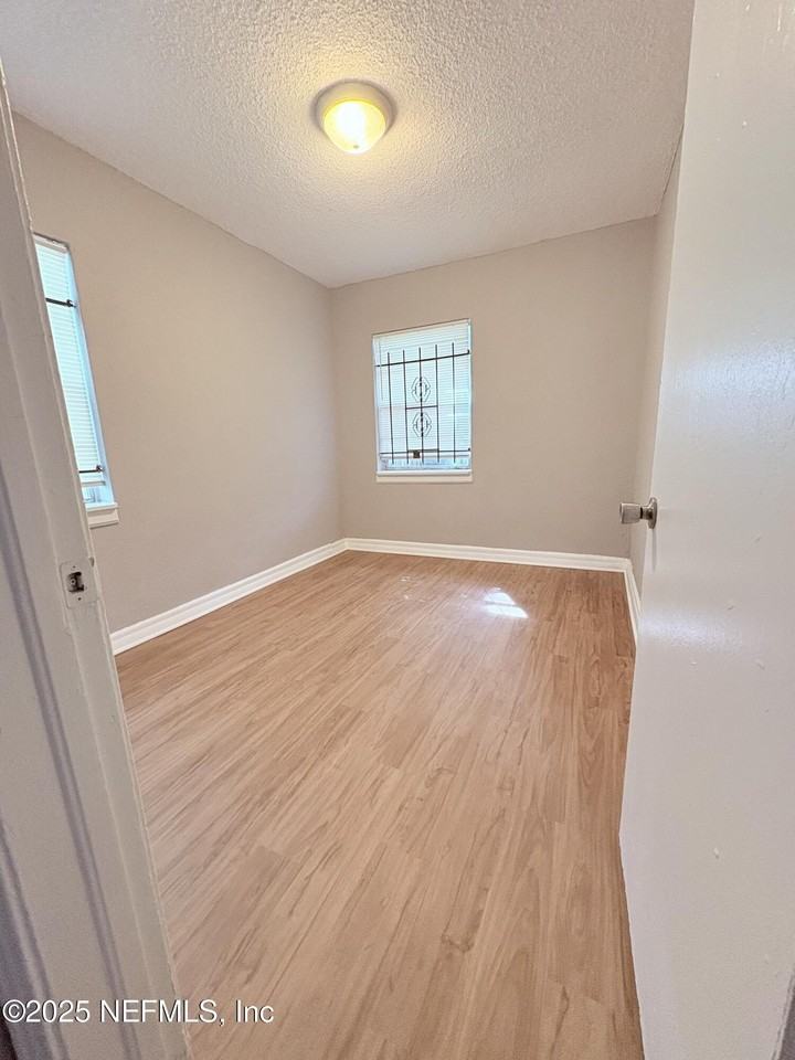 2614 Aubrey Ave - Photo 5 of 7