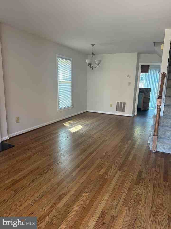 560 Colecroft Ct - Photo 2 of 27