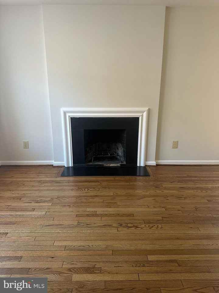 560 Colecroft Ct - Photo 3 of 27