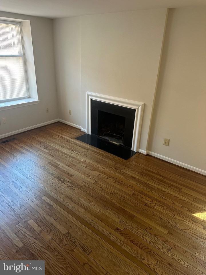 560 Colecroft Ct - Photo 4 of 27