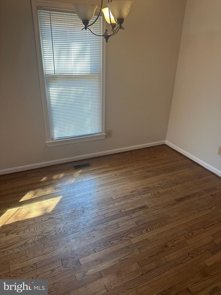 560 Colecroft Ct - Photo 5 of 27