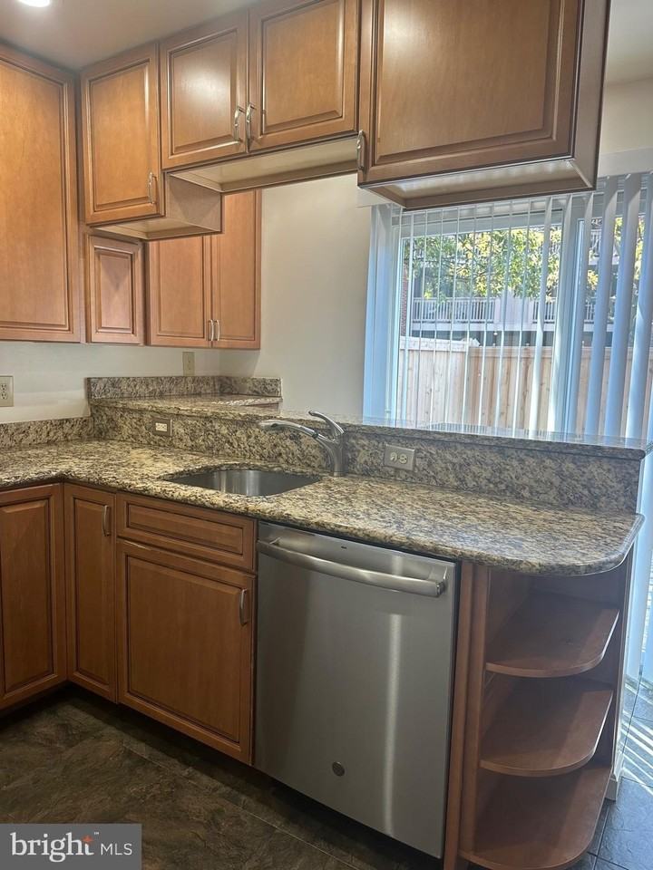 560 Colecroft Ct - Photo 6 of 27