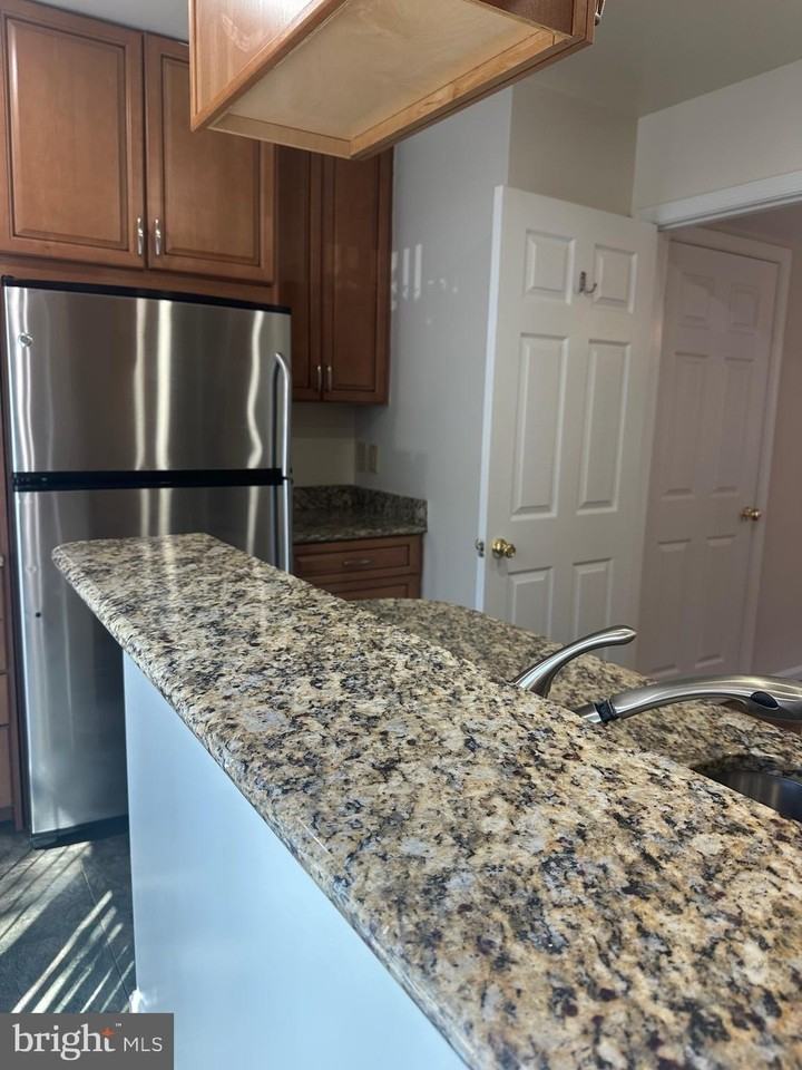 560 Colecroft Ct - Photo 7 of 27