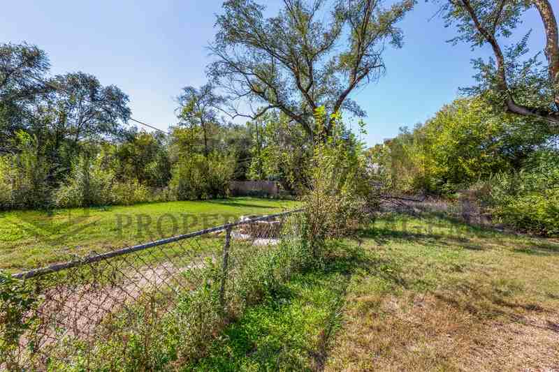 653 Harding St - Photo 3 of 23