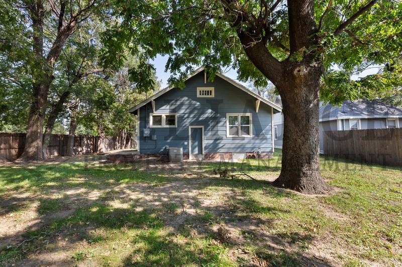 221 N Walnut St - Photo 4 of 23