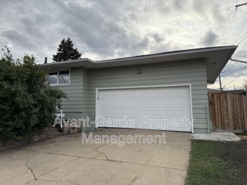 9824 68 St Nw - Photo 2 of 22