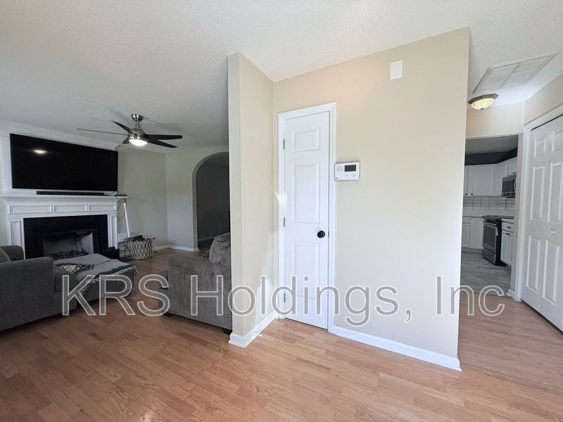 4209 Fawn Glen Dr - Photo 3 of 16