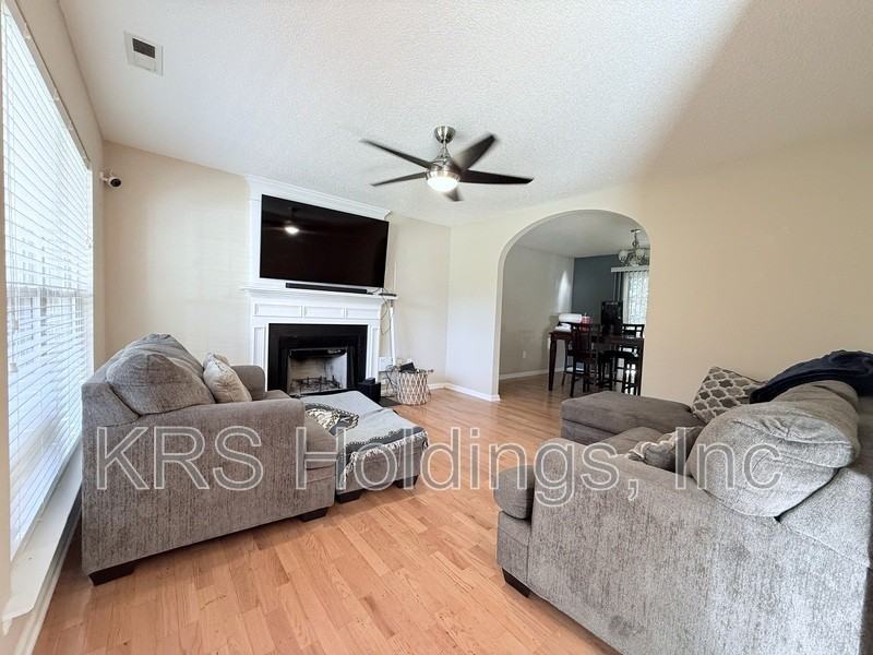 4209 Fawn Glen Dr - Photo 4 of 16