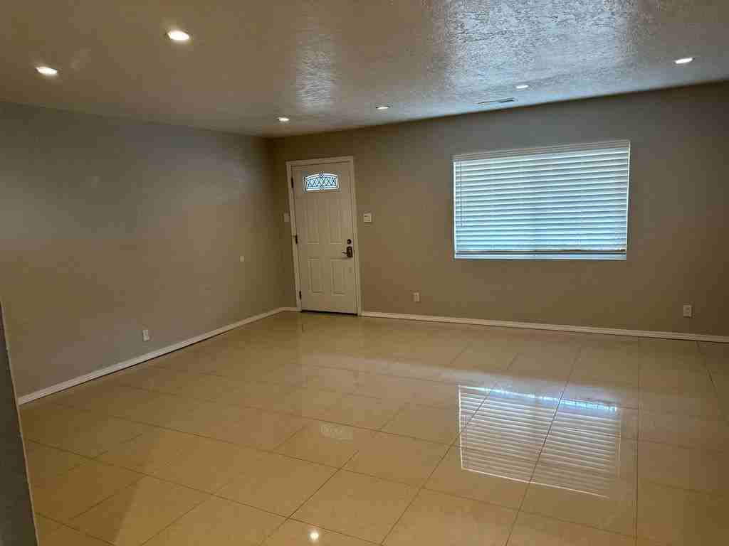 2423 Palomas Dr Ne #NA - Photo 2 of 10
